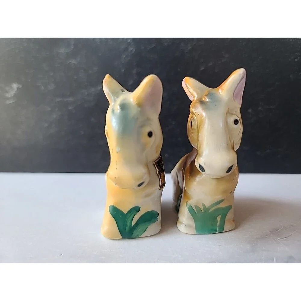 Donkey Salt And Pepper Shakers Souvenir Of Pipestone Minnesota Vintage, READ